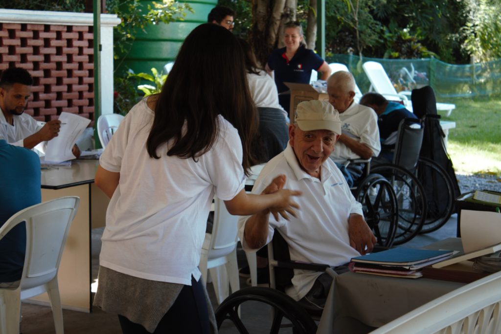 Alunas do St. Paul's fazendo voluntariado com a Fundação Britânica