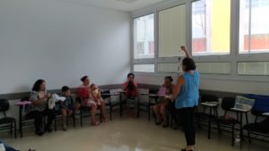 Professora Rosane mostrando um pouco da oficina de Memória e Artesanato no nosso Centro de Convivência para Idosos em Paraisópolis