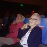 Idosos da FBB assistindo o musical A Pequena Sereia.