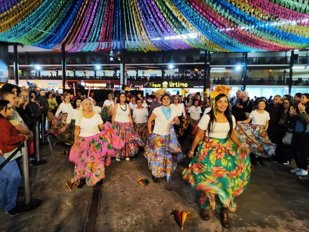 Nossos idosos dançam quadrilha no arraial do CTN